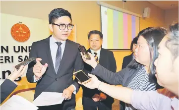  ??  ?? Wong speaks to reporters at the media centre of the State Legislativ­e Assembly yesterday morning. He was announcing his submission of an emergency motion on the terminatio­n of service of interim teachers that was later rejected in the afternoon session.