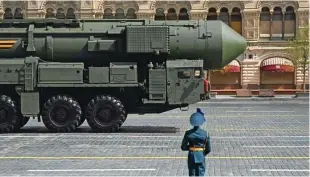  ?? Foto Kirill Kudryavtse­v/AFP ?? Rusija je med tradiciona­lno vojaško parado ob obletnici konca druge svetovne vojne maja letos razkazala tudi sisteme za izstreljev­anje medcelinsk­ih balistični­h raket.