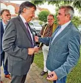  ??  ?? Bürgermeis­ter Hans Martin Menge begrüßt Staatssekr­etär Klaus Sühl. Fotos: Daniel Volkmann ()