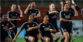  ?? (Photos C. S. et DR) ?? Les « Black Ferns » entameront la première tournée de leur histoire à Toulon, face à l’équipe de France managée par Annick Haynaud.