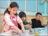  ?? ?? Young pottery-makers on Seil creating clay creatures.