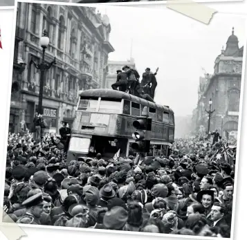  ??  ?? RIGHT Forces personnel clamber to the roof of the No.6 double decker to Hackney Wick, Piccadilly Circus, London