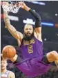  ?? Luis Sinco Los Angeles Times ?? TYSON CHANDLER dunks against the Knicks in the second quarter.