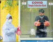  ?? PARVEEN KUMAR/HT ?? A health worker sanitises a sample collection kiosk during a testing ■ drive in Gurugram on Wednesday