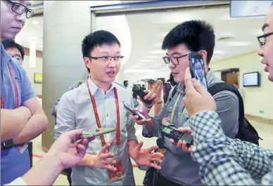  ?? WANG ZHUANGFEI / CHINA DAILY ?? Chen Zhou (second left), CEO of social media platform YY Inc, interacts with journalist­s at the Boao Forum for Asia on Friday.