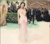  ?? ?? A la izquierda, Matt Damon y Luciana Barroso, ambos vestidos de Dior. Sobre estas líneas, Eiza González con un diseño de Del Core inspirado en la orquídea vainilla. A la derecha, Gwendoline Christie con traje Maison Margiela