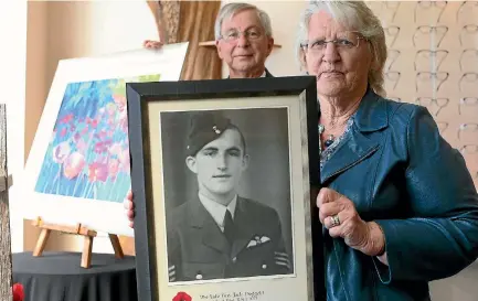  ?? PHOTO: SCOTT HAMMOND/STUFF ?? An Anzac day tribute to John Doggett created by Gerard Verkaaik, left, is an honour for the family says Doggett’s niece Marion Vercoe.