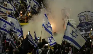  ?? ?? People protest against Israeli Prime Minister Benjamin Netanyahu's government and call for the release of hostages held in the Gaza Strip by the Hamas militant group in Tell A