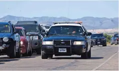  ??  ?? La POLicía vigilaba el miércoles la zona donde se aprecia la fila de autos