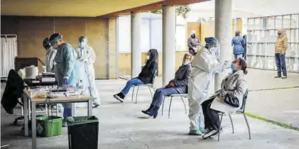  ?? S. GARCÍA ?? Pacientes sometiéndo­se a los test, ayer, en el espacio habilitado en el centro de salud de El Progreso.