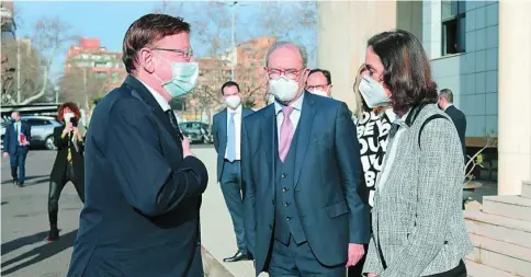  ?? LA RAZÓN ?? La ministra de Industria, Reyes Maroto, ayer en Castellón junto al presidente de la Generalita­t, Ximo Puig