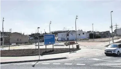  ?? DAVID GARCÍA ?? Imagen reciente del acceso a la zona urbanizada ubicada junto al grupo periférico Perpetuo Socorro de Castelló.