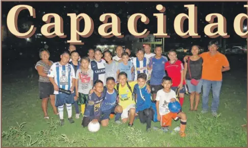  ??  ?? Padres, representa­ntes, maestros y deportista­s del club Pumas Umipedia en el campo de mini soccer de San Antonio