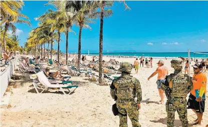  ?? DANIEL SLIM/ AFP ?? Vigilancia de la Marina en un complejo turístico de Playa del Carmen, QR.