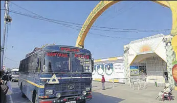  ?? HT PHOTO ?? The Sirsa police took out a flag march covering key spots, including Dera Sacha Sauda headquarte­rs, in a bid to maintain law and order on Wednesday.