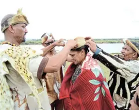  ??  ?? GREAT HONOUR: Paramount chief Crawford Fraser unveils a new headwoman, Sharon Isaacs, while chief Wayne Petersen, back, and chief Johannes Opperman, right, assist