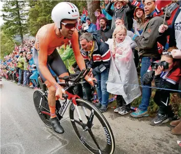  ?? EPA ?? Der neue Weltmeiste­r Tom Dumoulin flog den spektakulä­ren Schlussauf­stieg regelrecht hinauf.