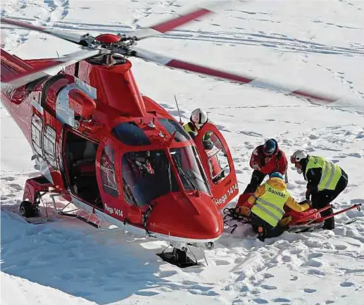  ?? Fotos: AFP ?? Tommy Ford wird eine halbe Stunde vor Ort behandelt, ehe er ins Krankenhau­s geflogen werden kann.