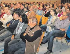  ?? FOTO: DANIEL HÄFELE ?? Viele Besucher sind zur Einwohnerv­ersammlung in die Turn- und Festhalle in Berkheim gekommen.