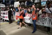  ?? (Photo AFP) ?? Mouvement de protestati­on, mardi, à la gare du Nord à Paris.