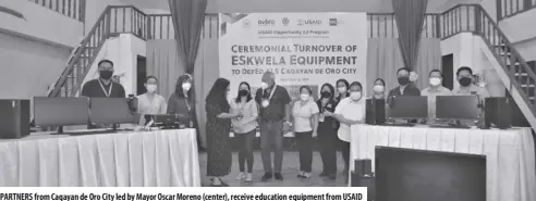  ?? ?? PARTNERS from Cagayan de Oro City led by Mayor Oscar Moreno (center), receive education equipment from USAID