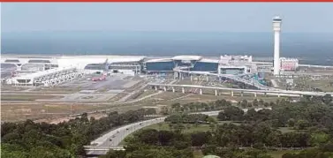  ?? FILE PIC ?? The Kuala Internatio­nal Airport 2 in Sepang. AirAsia maintains that Malaysia Airports Holdings Bhd’s threat of legal action is unwarrante­d.