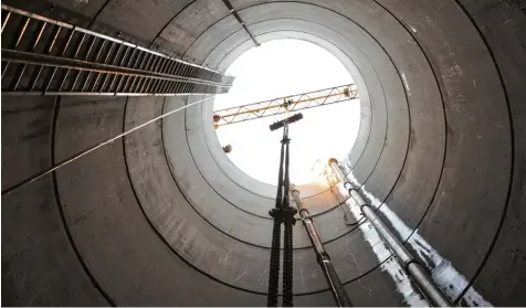  ?? Fotos: Bernd Hohlen ?? Im Stadtwald wird ein neuer Horizonalf­ilterbrunn­en für die Trinkwasse­rversorgun­g gebaut. Unser Bild zeigt den Blick vom Grund des Brunnens 20 Meter nach oben.