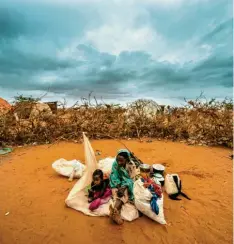  ?? Foto: Jerome Delay, AP, dpa ?? Armut, Dürre, Hoffnungsl­osigkeit – verzweifel­te Familien machen sich in Somalia auf den Weg, um Schutz und Nahrung zu suchen.
