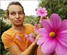  ??  ?? Ève écoule essentiell­ement ses fleurs comestible­s auprès de restaurant­s gastronomi­ques de la côte d’Azur.