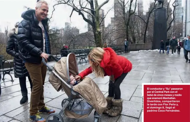  ??  ?? El conductor y “Su” pasearon por el Central Park con el bebé de cinco meses y medio que enamoró Manhattan. Divertidos, compartier­on la tarde con Flor Peña y, el domingo 8, llegó el padrino Coco Fernández.