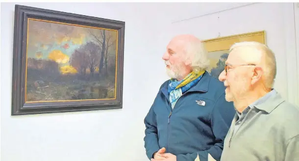  ?? FOTO: WILLI SPICHARTZ ?? Interessan­te Hell-Dunkel-Effekte wählte Jean Grothe für den „Alten Rurarm bei Orsbeck“, wie Walter Kurzweg (r.) und Walter Bienen finden.