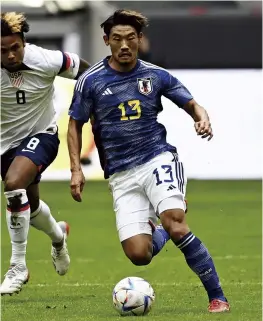  ?? Yomiuri Shimbun photos ?? Left: Daisuke Kawashima talks about his lifelong friendship with national team player Hidemasa Morita recently in Kobe; Right: Japan midfielder Hidemasa Morita plays in a match in Dusseldorf, Germany, in September.