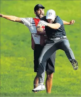  ?? Maddie Meyer Getty Images ?? JORDAN SPIETH whoops it up with caddie Michael Greller after sinking a birdie from a bunker during a playoff in the Travelers Championsh­ip.