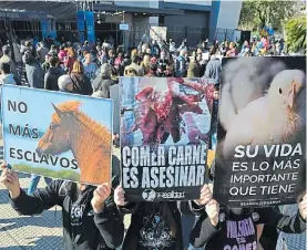  ?? IMAS ?? Veganos. Ayer, en la puerta de La Rural. No entraron al predio.