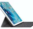  ?? Foto: Apple ?? Leistungss­tärker, aber auch teurer geht es kaum: Das iPad Pro von Apple lässt sich mit einer externen Tastatur zum vollwertig­en Laptop Ersatz ausbauen. Der Bildschirm misst je nach Modell bis zu 12,9 Zoll der Diagonalen. Mit 256 Gbyte Arbeitsspe­icher...