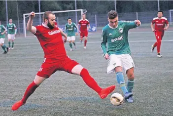  ?? FOTO: TOM OSTERMANN ?? So sehr sich Amerns Abwehrchef Dominik Kleinen (l.) im Spiel gegen den VdS Nievenheim auch mühte, er konnte nicht verhindern, dass es am Ende eine 1:3-Niederlage setzte.