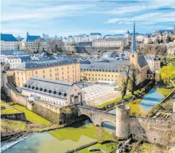  ?? FOTO: SABINO PARENTE/DPA ?? Kathedrale und dicke Stadtmauer­n prägen das Stadtbild Luxemburgs.