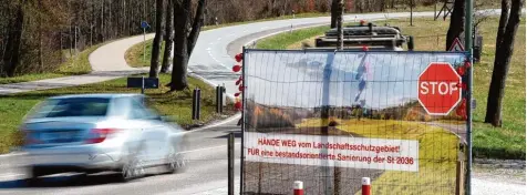  ?? Foto: Marcus Merk ?? Die Ausbaugegn­er fordern nicht nur auf Plakaten ein Ende der Ausbauplän­e. Jetzt wurden 2000 Unterschri­ften übergeben.