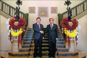  ?? ZHAI JIANLAN / XINHUA ?? Right: President Xi shakes hands with Thai Prime Minister Prayut Chan-o-cha at Government House in Bangkok on Saturday.