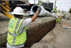  ??  ?? Installati­on d’infrastruc­tures routières aux États-Unis dans le cadre du plan de relance économique de Joe Biden (Californie, le 22 avril).