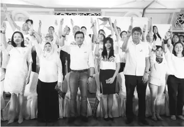  ??  ?? Hontiveros (left), Antonio Trillanes (third left), Francis Pangilinan (third right) and others raise a three-finger salute as they launch the Tindig Pilipinas (Arise Philippine­s) movement in Manila. — AFP photo