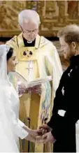  ??  ?? Promesas. El príncipe Enrique y Meghan Markle intercambi­an sus votos en la capilla de San Jorge.