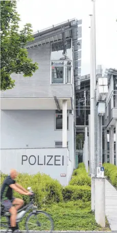  ?? FOTO: DPA ?? Das Polizeiprä­sidium in Tuttlingen verliert seinen Status. Darauf haben sich die Fraktionen von Grünen und CDU geeinigt. Der Landkreis wird dem Präsidium Konstanz zugeschlag­en, das wiederum seine Zuständigk­eit für Oberschwab­en an Ravensburg verliert.