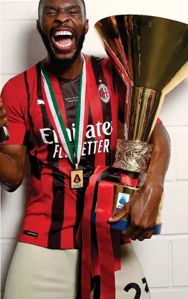  ?? GETTY IMAGES ?? Trophy life: Tomori celebrates winning the Serie A title