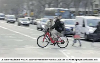  ?? Ferran Nadeu ?? Un home circula amb bicicleta per l’encreuamen­t de Marina i Gran Via, un punt negre per als ciclistes, ahir.