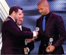  ?? RAFAEL PACHECO ?? Álvaro Saborío recibiendo dos trofeos de goleo de un solo.