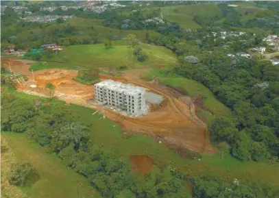  ?? / Cortesía: Claudia Morales ?? El cuestionad­o proyecto ya cuenta con parte de la infraestru­ctura habitacion­al construida.