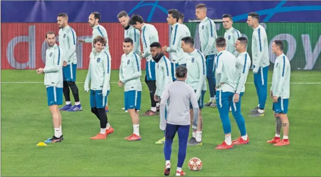  ??  ?? PREPARADOS. La plantilla del Atlético se ejercitó ayer sobre la hierba del Juventus Stadium. Con buen humor y ambiente. En la foto, Simeone explica un ejercicio a la plantilla.