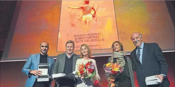  ?? FOTO: MANEL MONTILLA ?? Robert Martínez, Ronald Koeman y Vicente del Bosque, con Danny y Susila, la mujer y la hija de Johan Cruyff El debate giró alrededor de la huella que dejó el mítico holandés