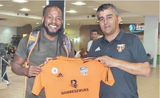  ?? JOHNNY ROTESTÁN ?? Víctor -Mambo- Núñez (izquierda) recibe la camiseta de Cibao Fútbol Club de parte de su representa­nte Juan Carlos Vidal.